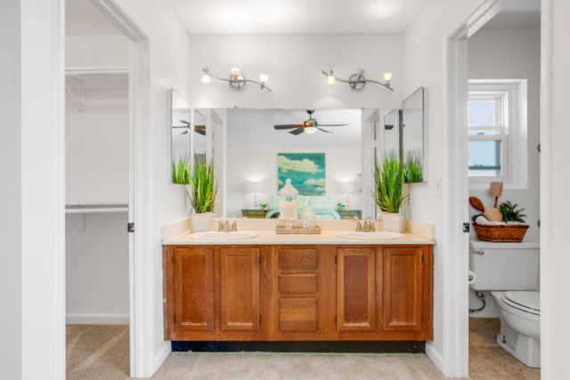 En suite bath with walk-in closet